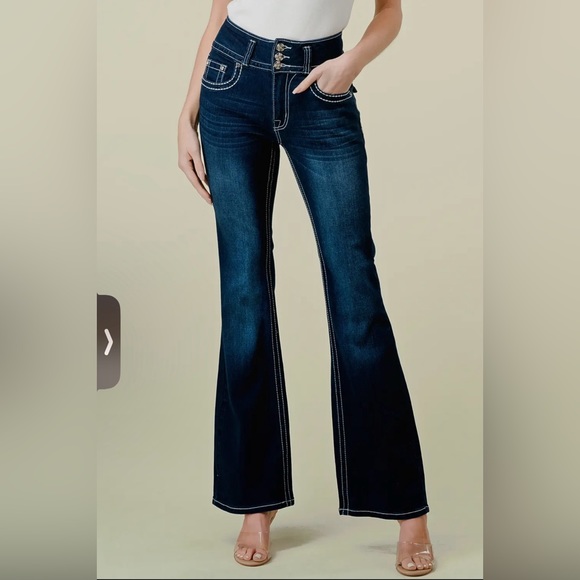 Y Jeans NWT Flare Leg Cross Embroidered Pocket Jeans - Picture 2 of 8